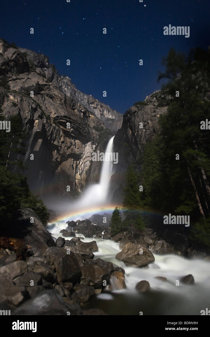 Un arc-en-ciel lunaire (moonbow) apparaît dans la brume à réduire les chutes de Yosemite, Yosemite National Park, California, USA. Banque D'Images