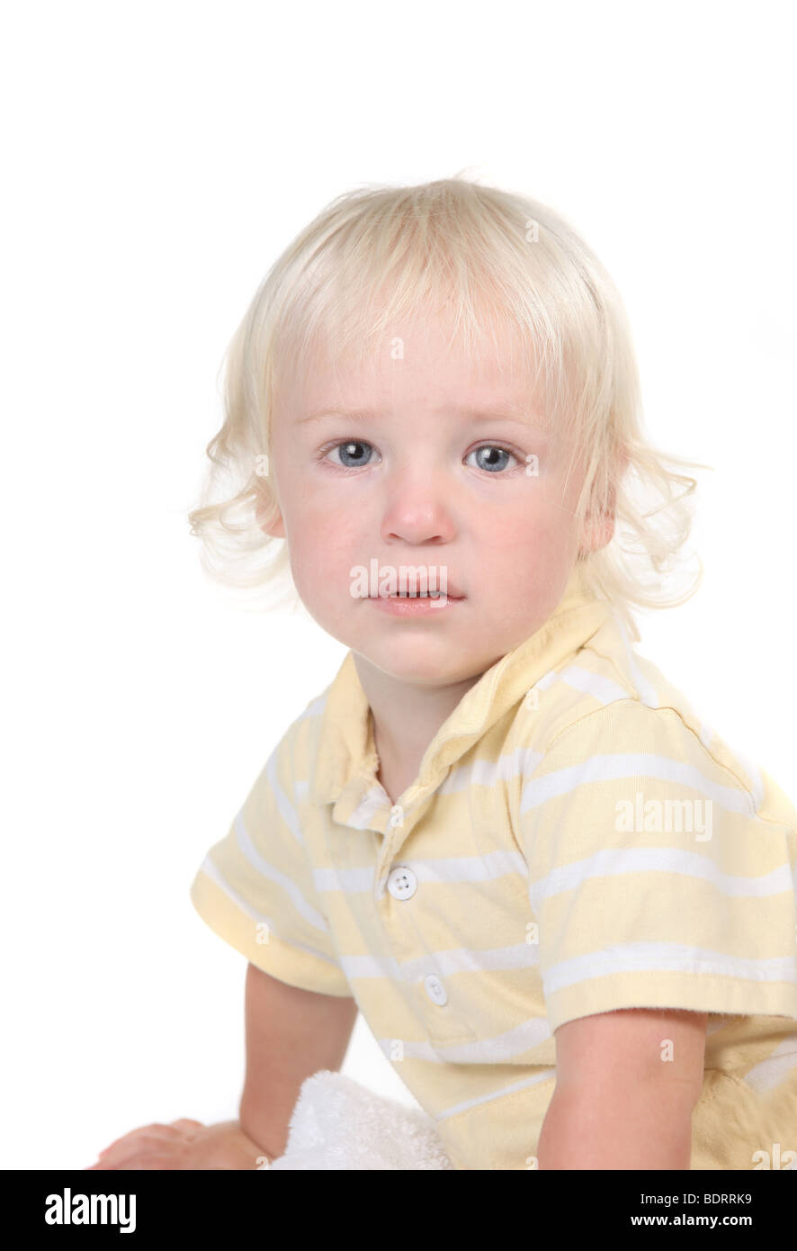 Beau graves bébé Bébé garçon aux yeux bleus et aux cheveux blonds Photo  Stock - Alamy