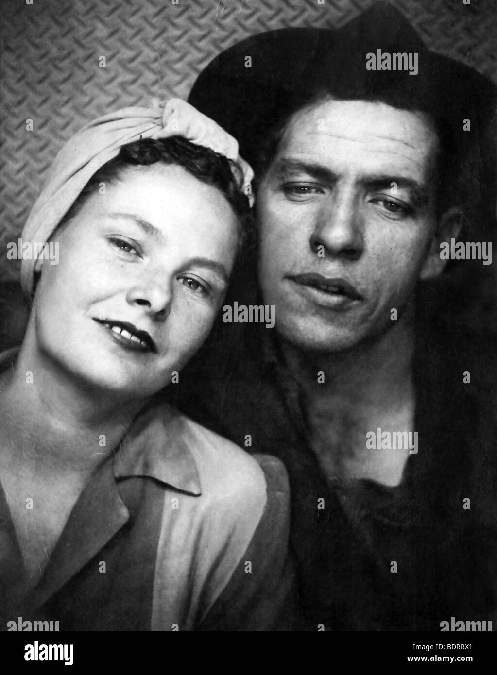 Ère 1940 Véritable employé d'usine Couple Portrait. Certains dommages d'impression d'origine Visible. Banque D'Images