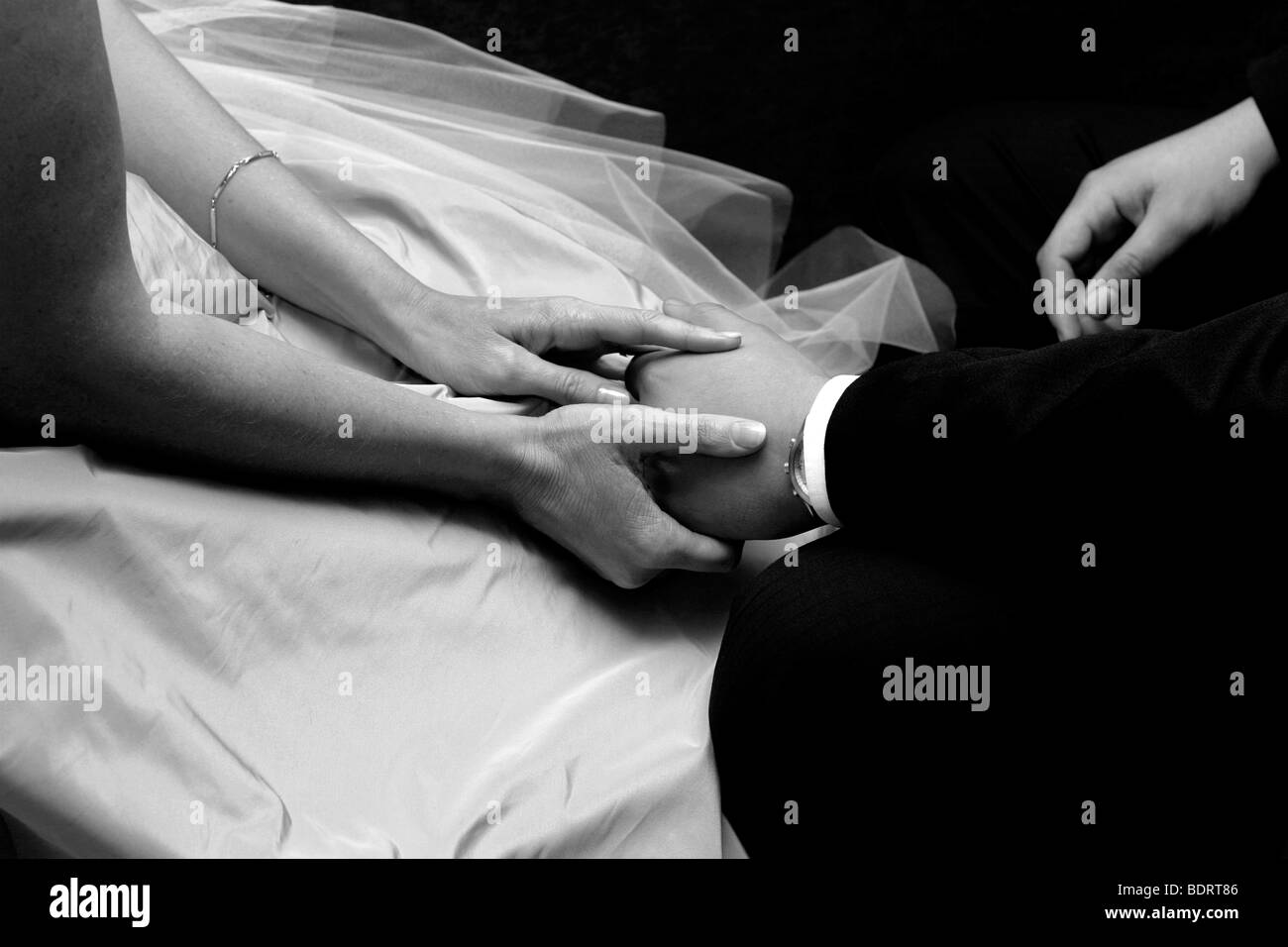 Bride and Groom holding hands Banque D'Images