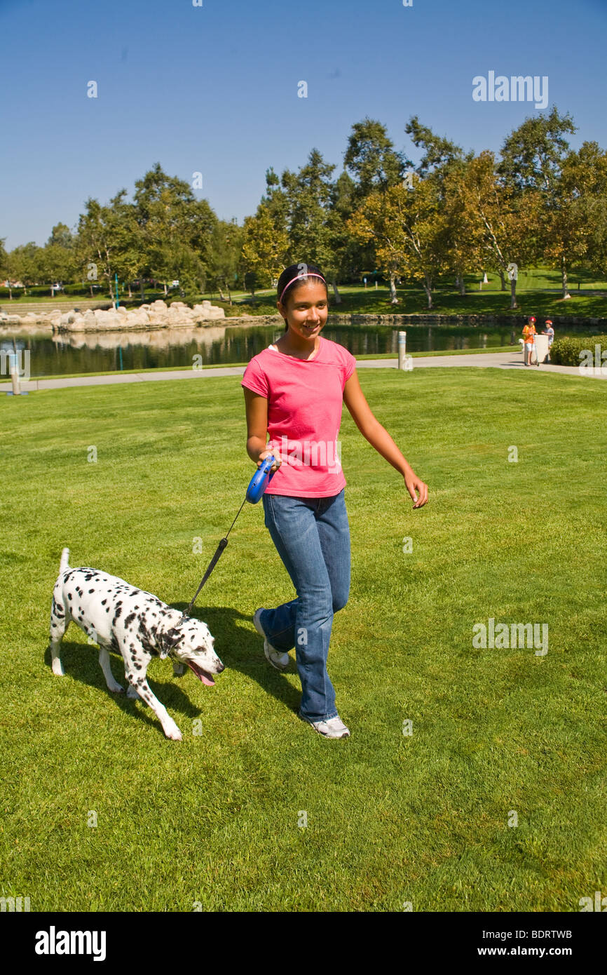 California United States Hispanic junior fille âge 12-14 ans ans et propriétaire de chien dalmatien vue avant M. © Myrleen Pearson Banque D'Images