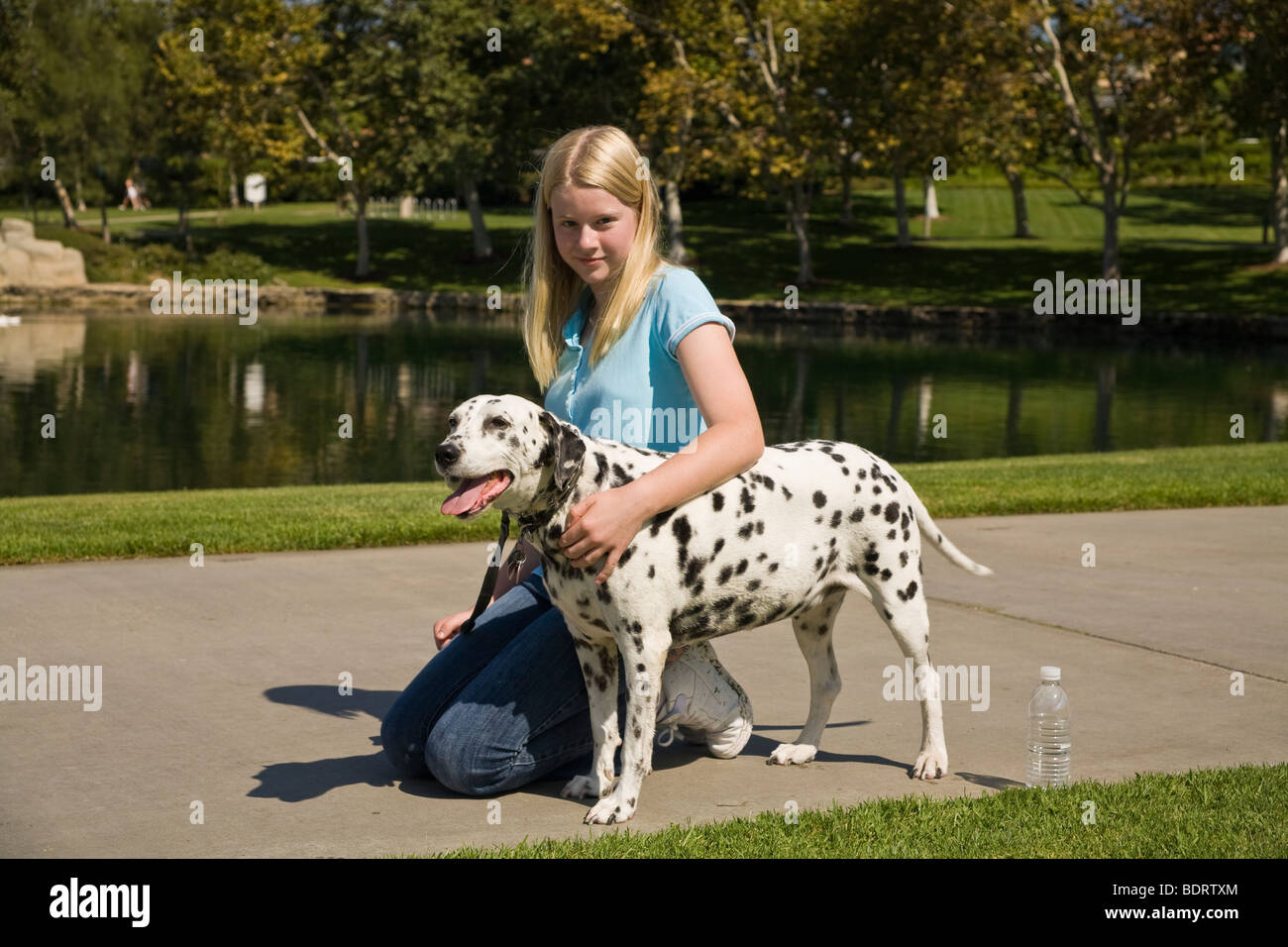 ViewCaucasian côté junior high age 11-13 ans ans, fille, et propriétaire de chien dalmatien United States US USA . M. © Myrleen Pearson Banque D'Images