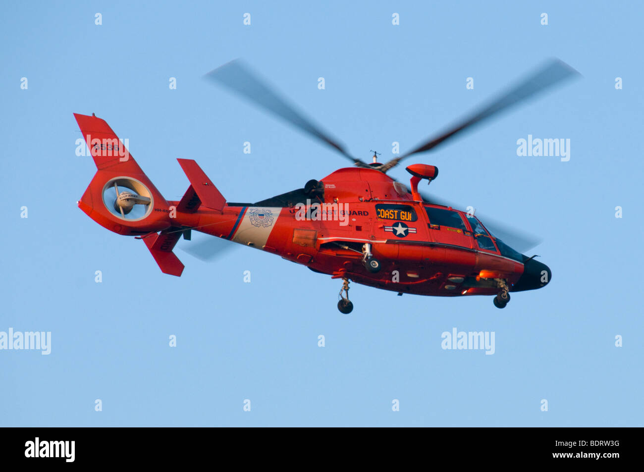 Un United States Coast Guard, Dauphin HH-65-EVASAN capable, de recherche et de sauvetage (SAR) Hélicoptère. Banque D'Images Un United States Coast Guard, Dauphin HH-65-EVASAN capable, de recherche et de sauvetage (SAR) Hélicoptère. Banque D'Images