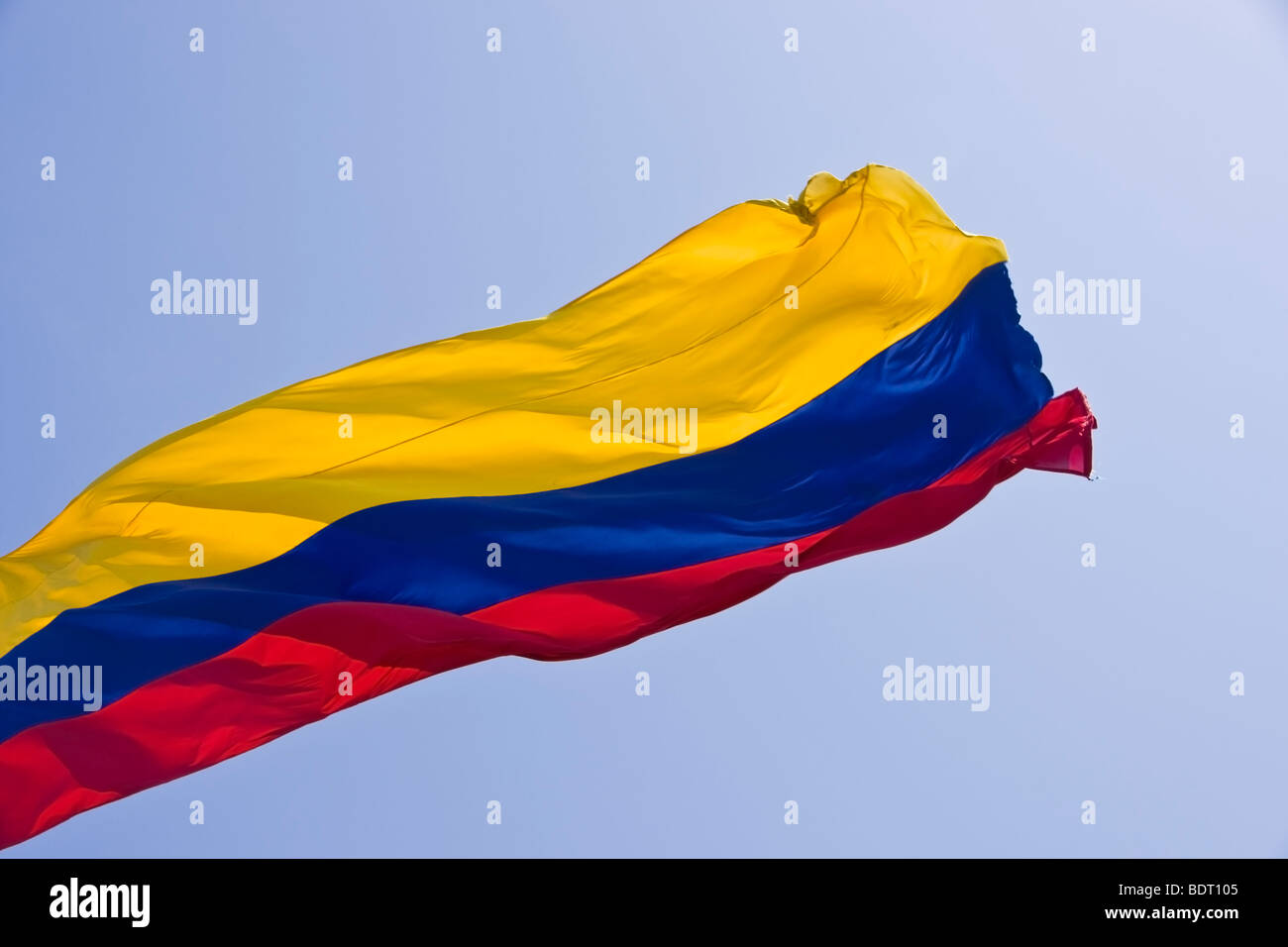 Drapeau colombien dans le vent jusqu'à la pêche à la ligne bleu du ciel Banque D'Images