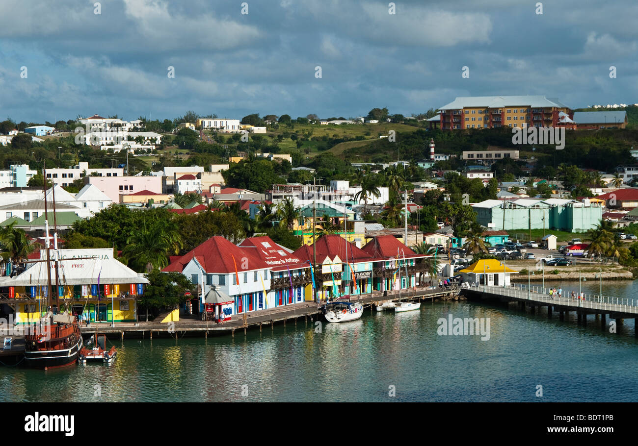 Une vue sur la ville et le port de St Johns dans l'île antillaise d'Antigua Banque D'Images