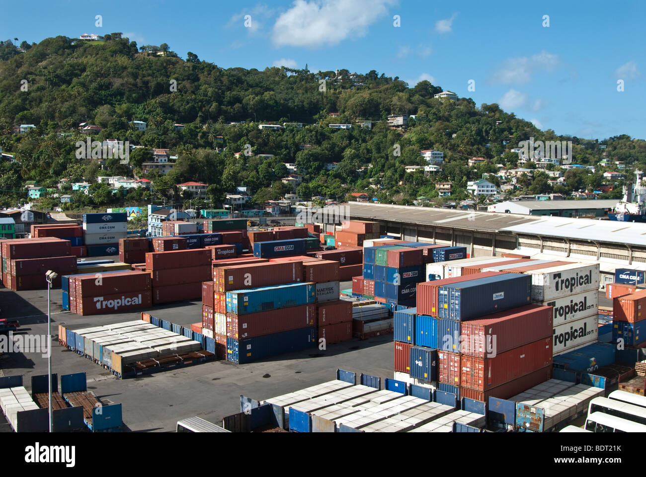 Les conteneurs empilés dans le port de Castries sur l'île de Sainte-Lucie dans les Caraïbes. Banque D'Images