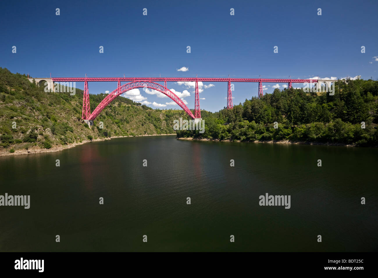 Le viaduc de Garabit s'étendant à travers les gorges de la Truyere. Viaduc de Garabit enjambant les gorges de la Truyère. Banque D'Images