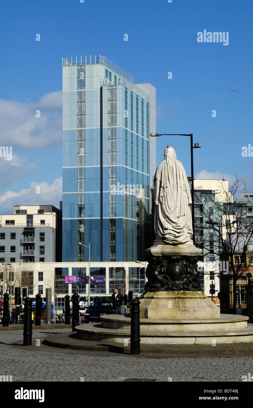 Le nouvel hôtel Radisson Blu est dominé par la statue de la reine Victoria, au centre-ville de Bristol, à la parade de St Augustine, en Angleterre. Ouverture prévue 2009. Anciennement le quartier général de Bristol et de West, la tour a subi d'importantes rénovations entre 2006 et 2009. Banque D'Images