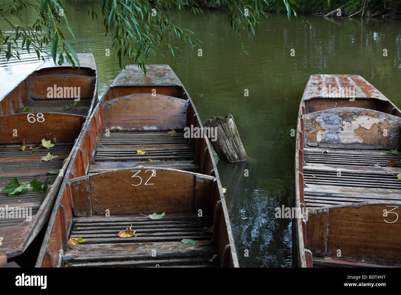 Trois plates asservie sur la rivière Cherwell près de Pont-de-la-Madeleine à Oxford, Angleterre Banque D'Images