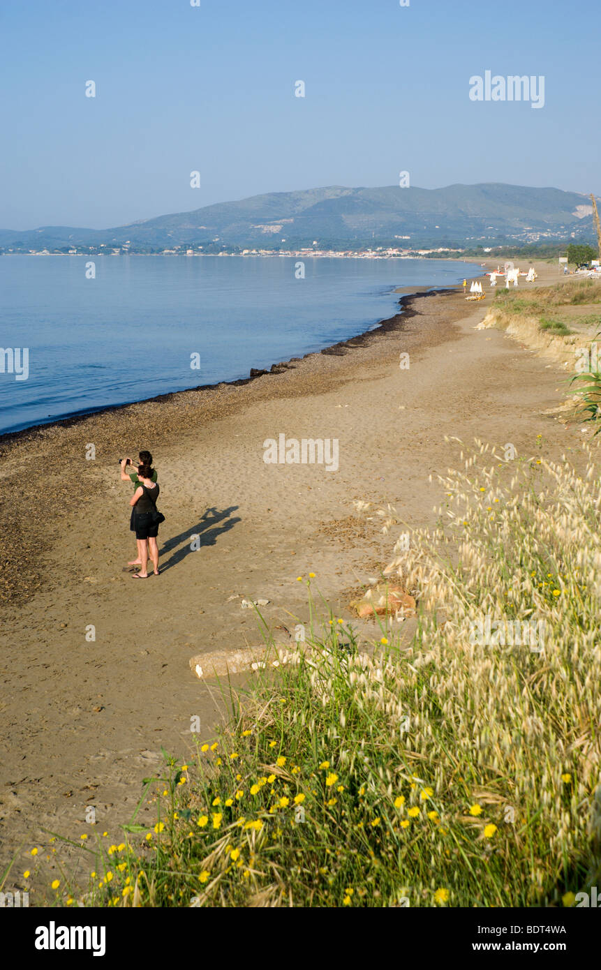 Young couple on beach kalamaki zante zakynthos Grèce/îles grecques Banque D'Images