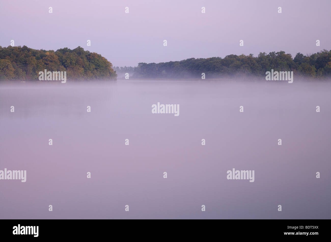 Brume matinale sur le lac de l'Iowa, zone de loisirs du lac de l'Iowa, Iowa, comté d'Emmet Banque D'Images