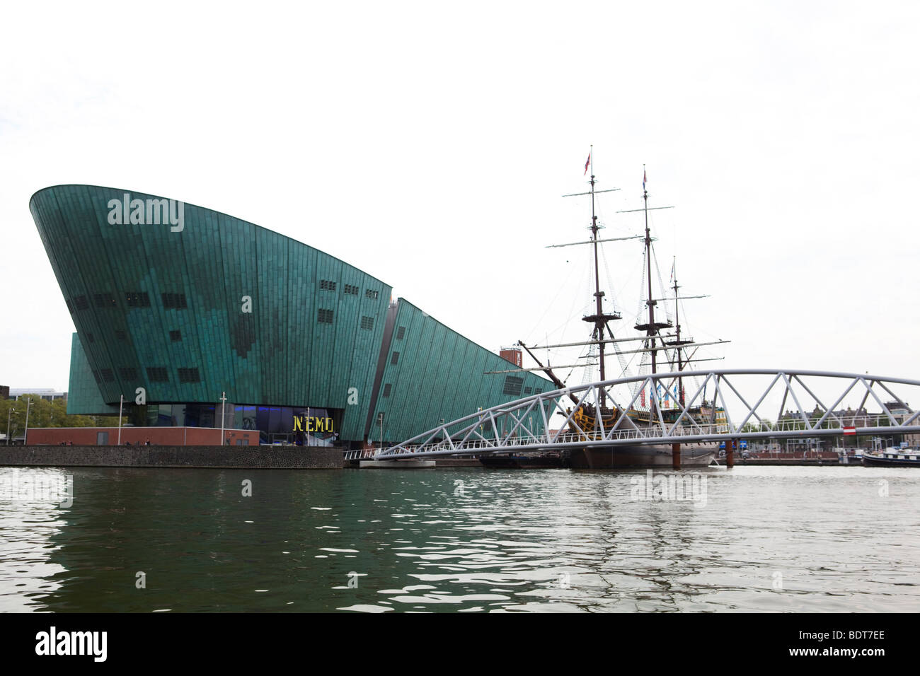 Amsterdam : Nemo museum et vieux bateau dans le port. W.Van der Velde Brug.Les Pays-Bas Banque D'Images