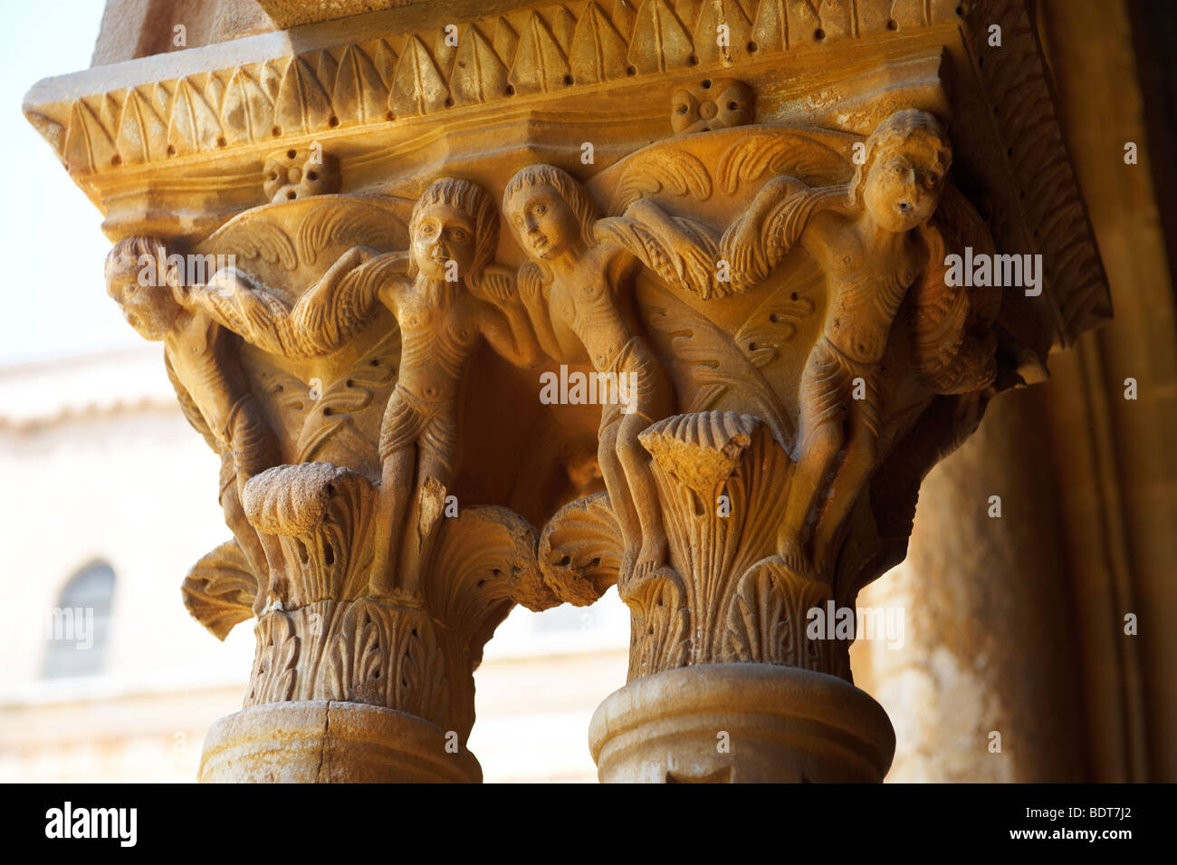 Historicated médiévale décorée capitales de la colonne d'clositers cathédrale de Monreale - Palerme - Sicile Banque D'Images