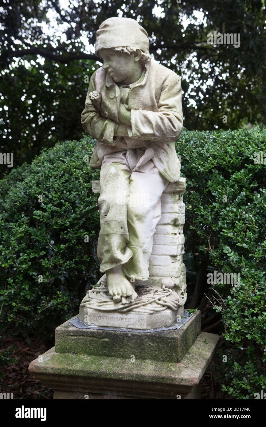 La statue d'un petit garçon dans les jardins botaniques de Sydney Banque D'Images