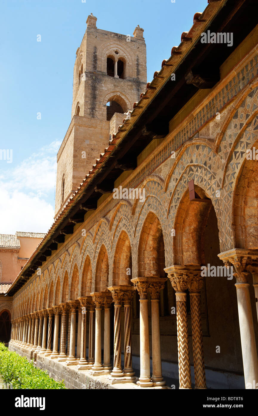 Décorées avec des cloîtres coloumns de cathédrale de Monreale - Palerme - Sicile Banque D'Images