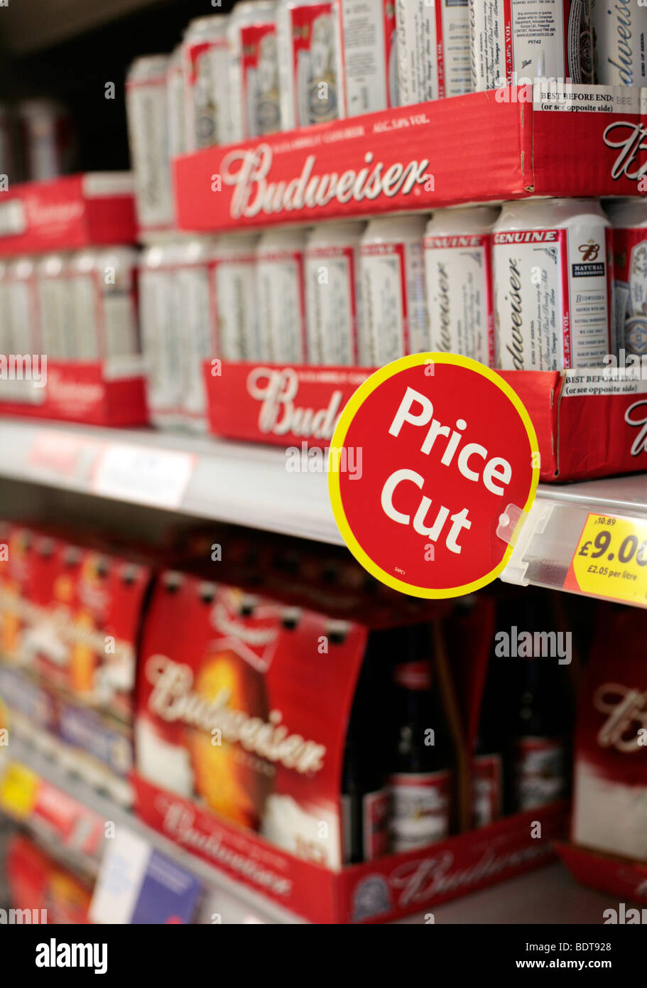 L'alcool bon marché en vente à Tesco, UK. Banque D'Images