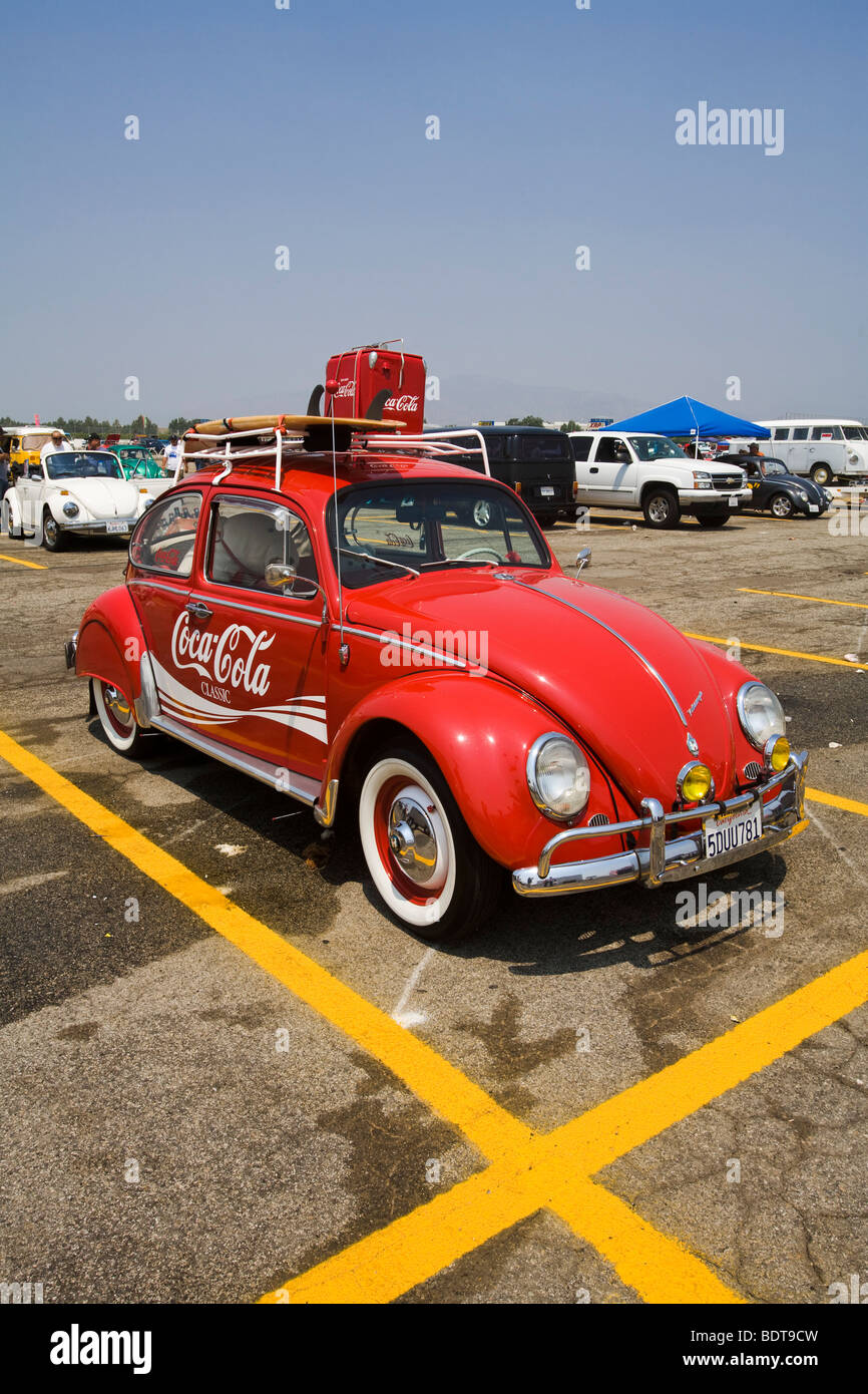 VW Coccinelle avec Coca Cola logo, Pomona Swap Meet pour l'automobile, un amateur d'antiquités Banque D'Images