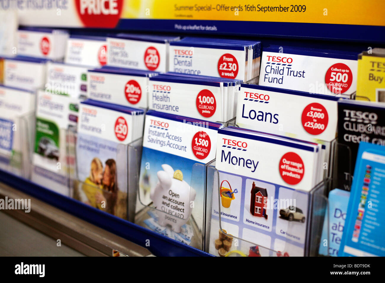 Des dépliants à Tesco commander pour leur éventail de services financiers / assurances. Banque D'Images