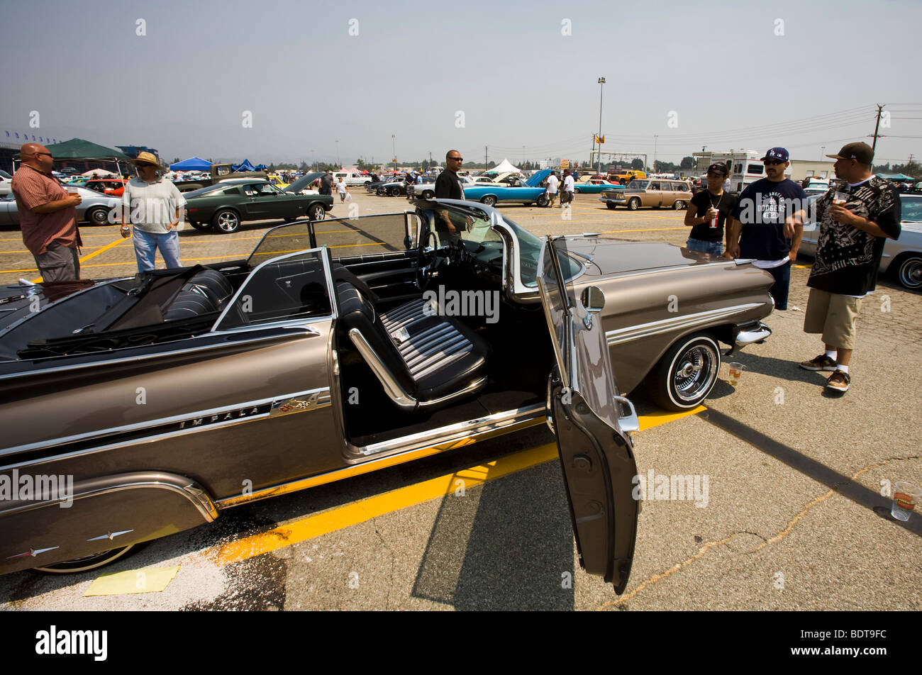 Admirant une Impala, Pomona Swap Meet pour l'automobile, un amateur d'antiquités Banque D'Images