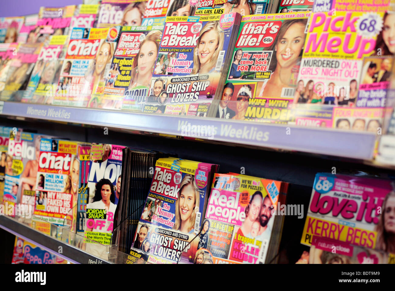 Potins / la vraie vie magazines en vente à Tesco. Banque D'Images