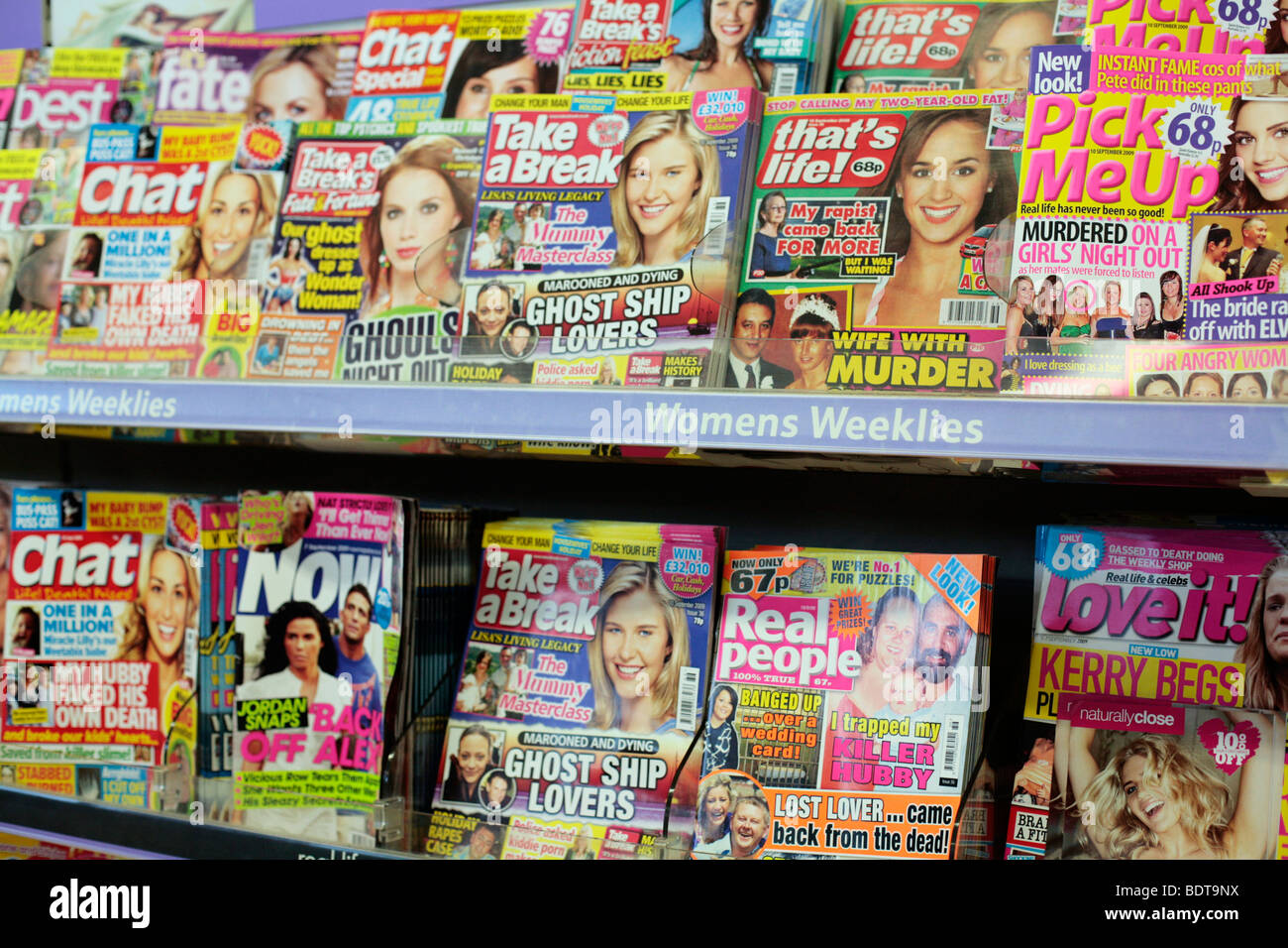 Potins / la vraie vie magazines en vente à Tesco. Banque D'Images