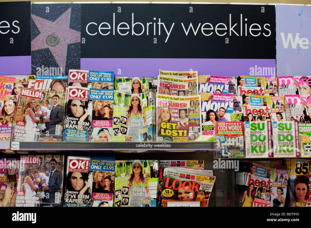 Potins / la vraie vie magazines en vente à Tesco. Banque D'Images