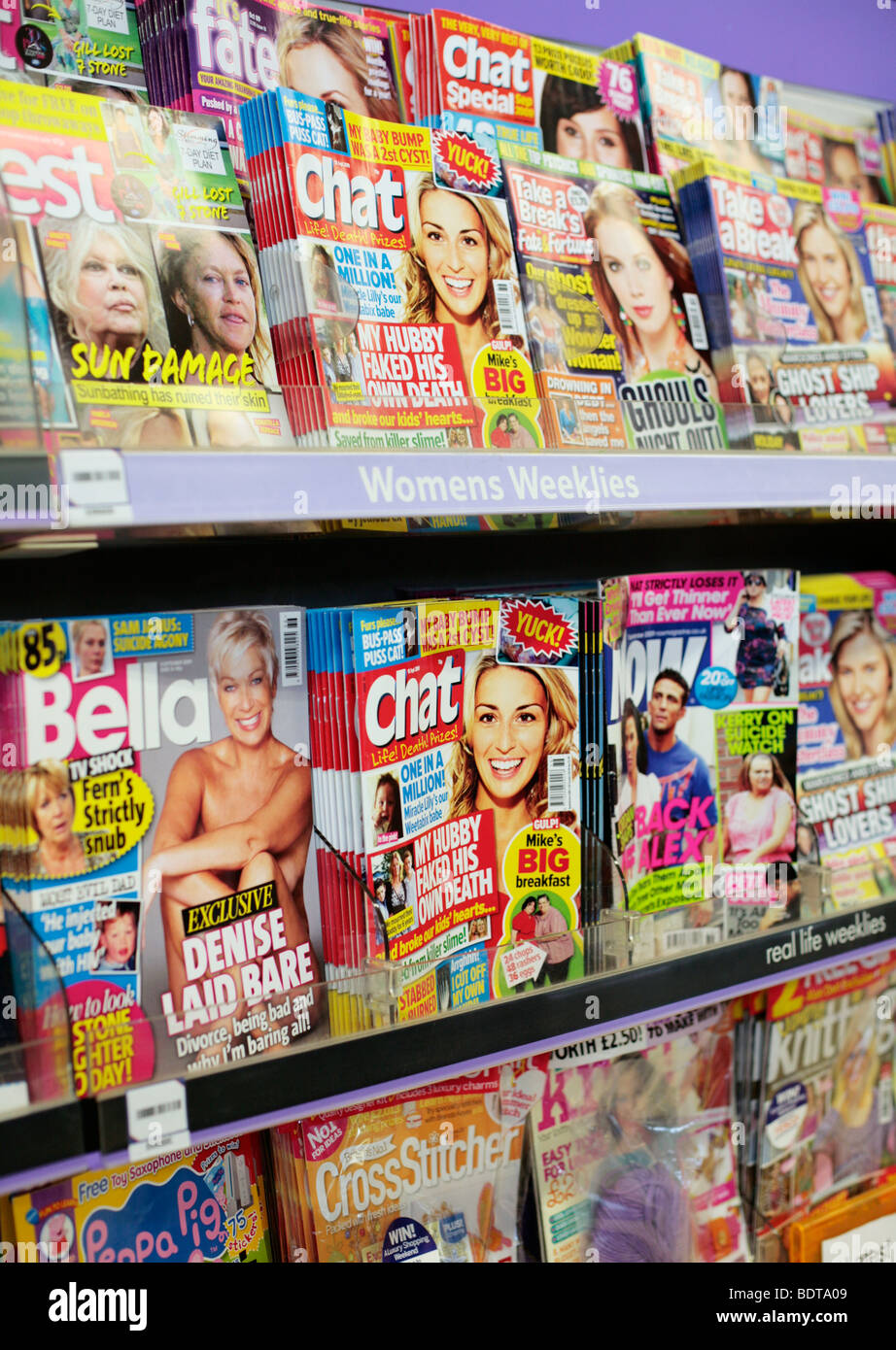 Potins / la vraie vie magazines en vente à Tesco. Banque D'Images