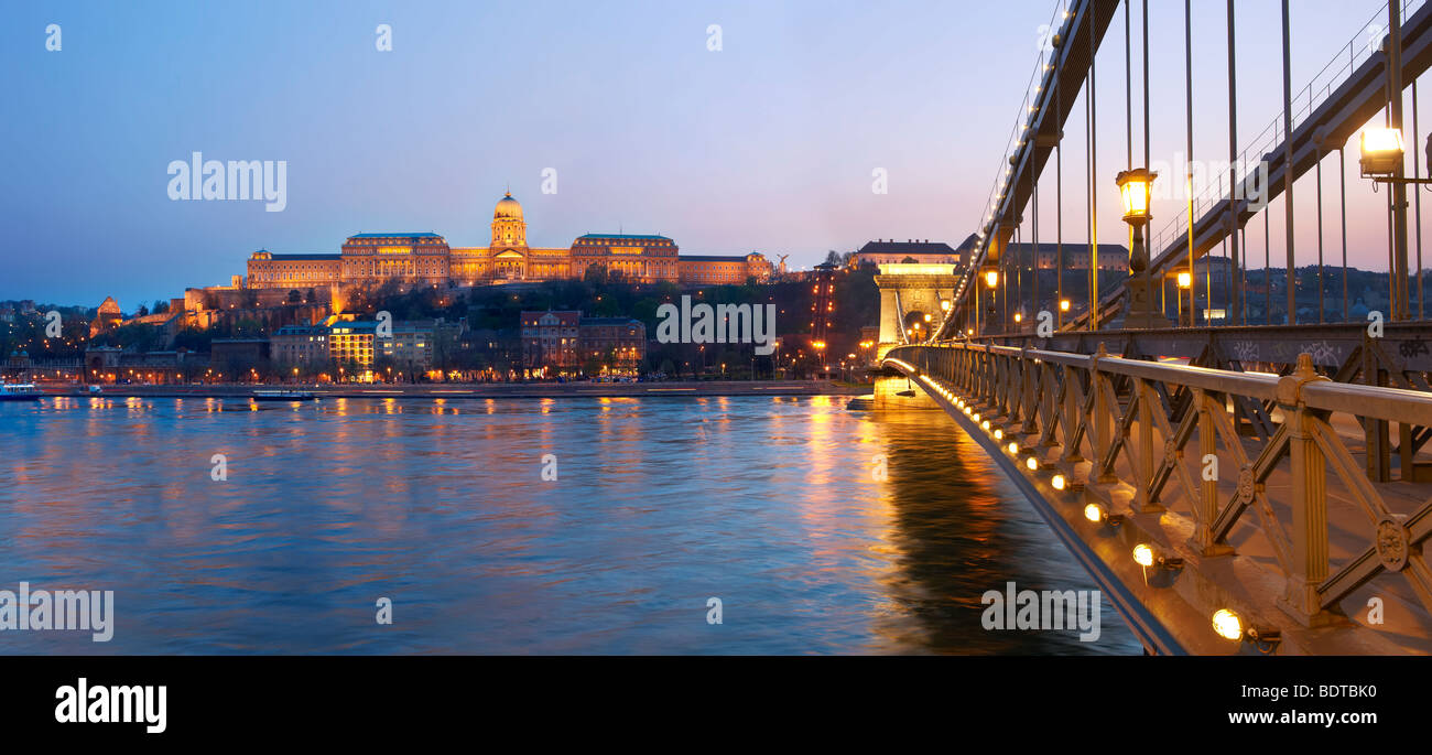 Pont des Chaînes et catle au coucher du soleil - Budapest - Hongrie Banque D'Images