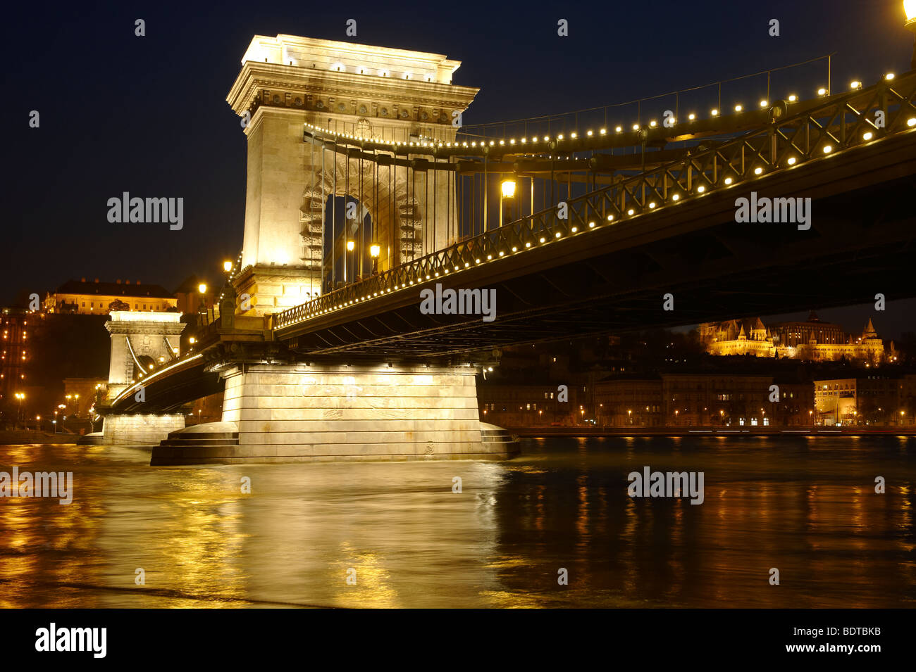Pont des chaînes à Budapest Lanchid - nuit Banque D'Images