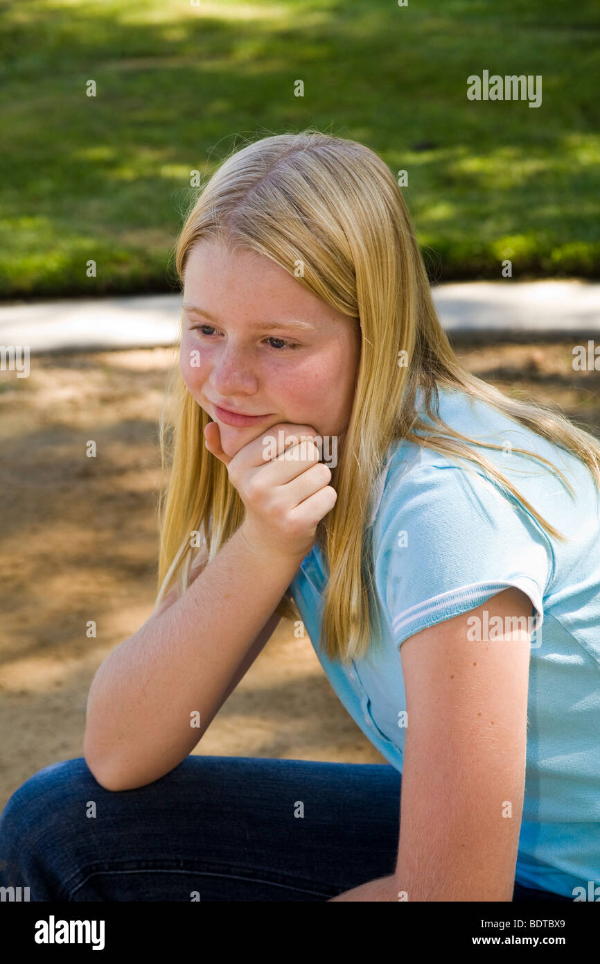 Junior High age girl thinking de graves pensées. M. © Myrleen Pearson Banque D'Images