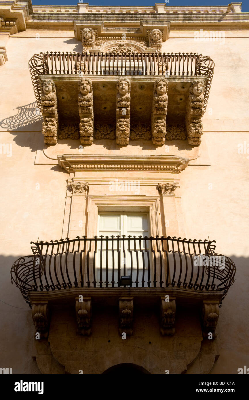 Balcon Baroque sculptée prend en charge - Palazzo Nicolaci - Noto - Sicile Banque D'Images