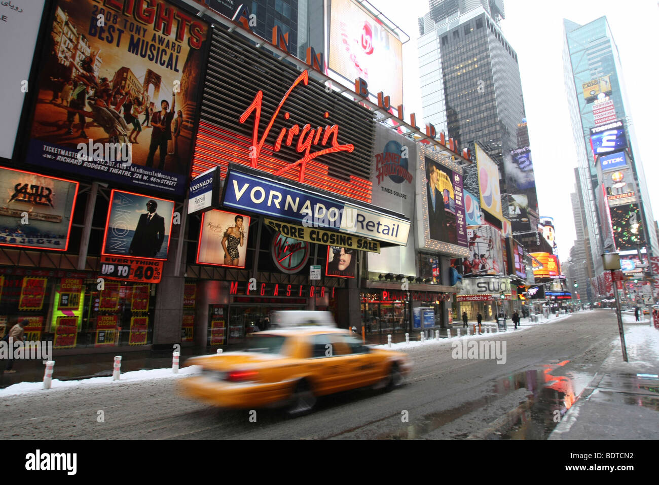 Suis Taxi Times Square, Midtown, Manhattan, NYC, New York City, États-Unis d'Amérique Banque D'Images