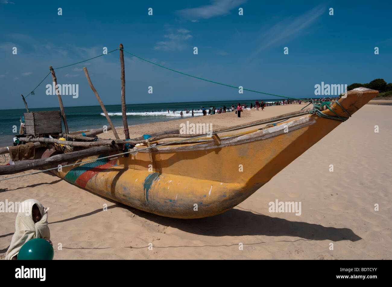 D'Arugam Bay Sri Lanka occupé de l'océan Indien Asie local plage sable mer personnes côte est les voyages vacances bateau de pêche traditionnel Banque D'Images