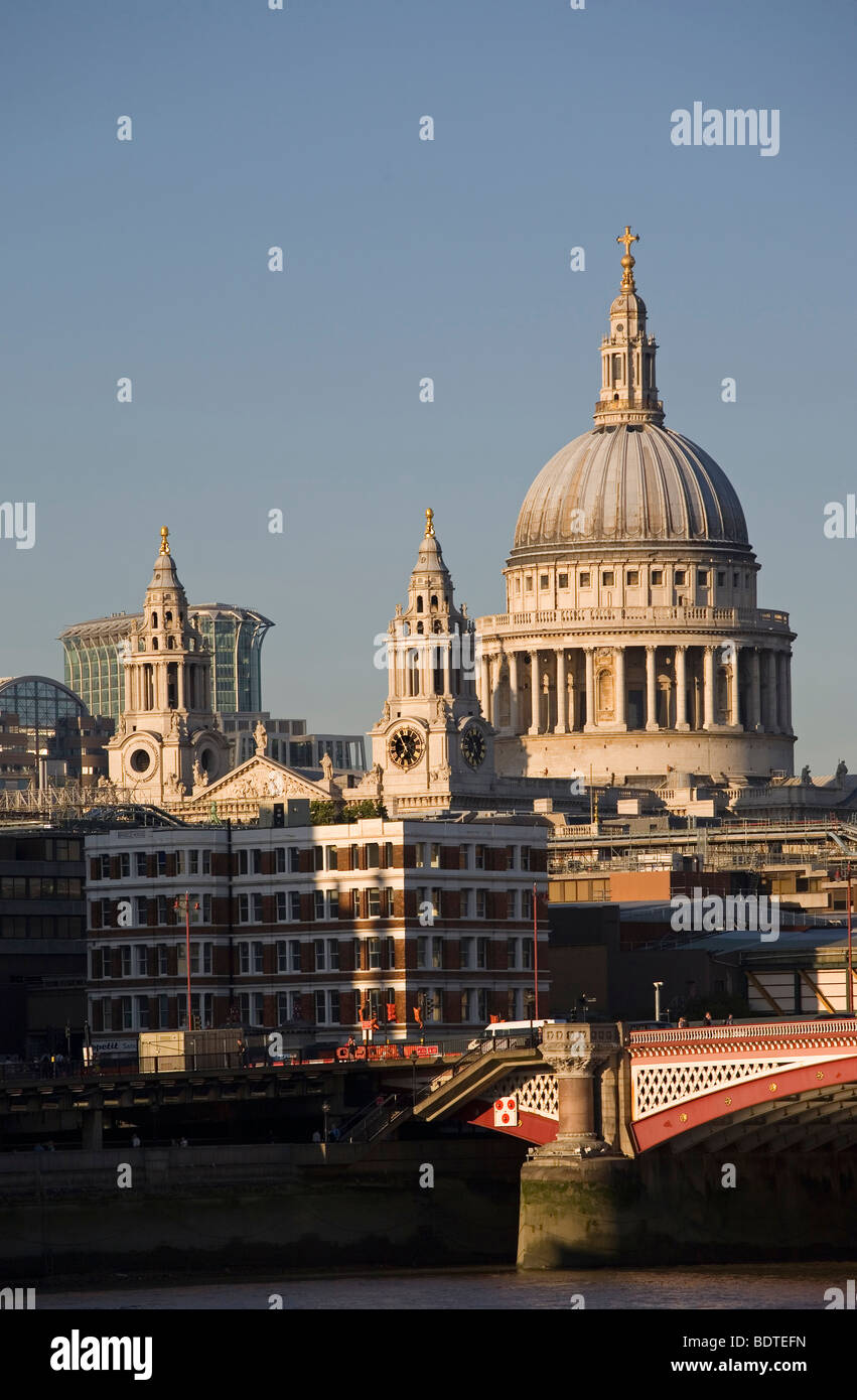 La Cathédrale St Paul, Blackfriars Bridge et la Tamise, Londres, Angleterre, Royaume-Uni Banque D'Images
