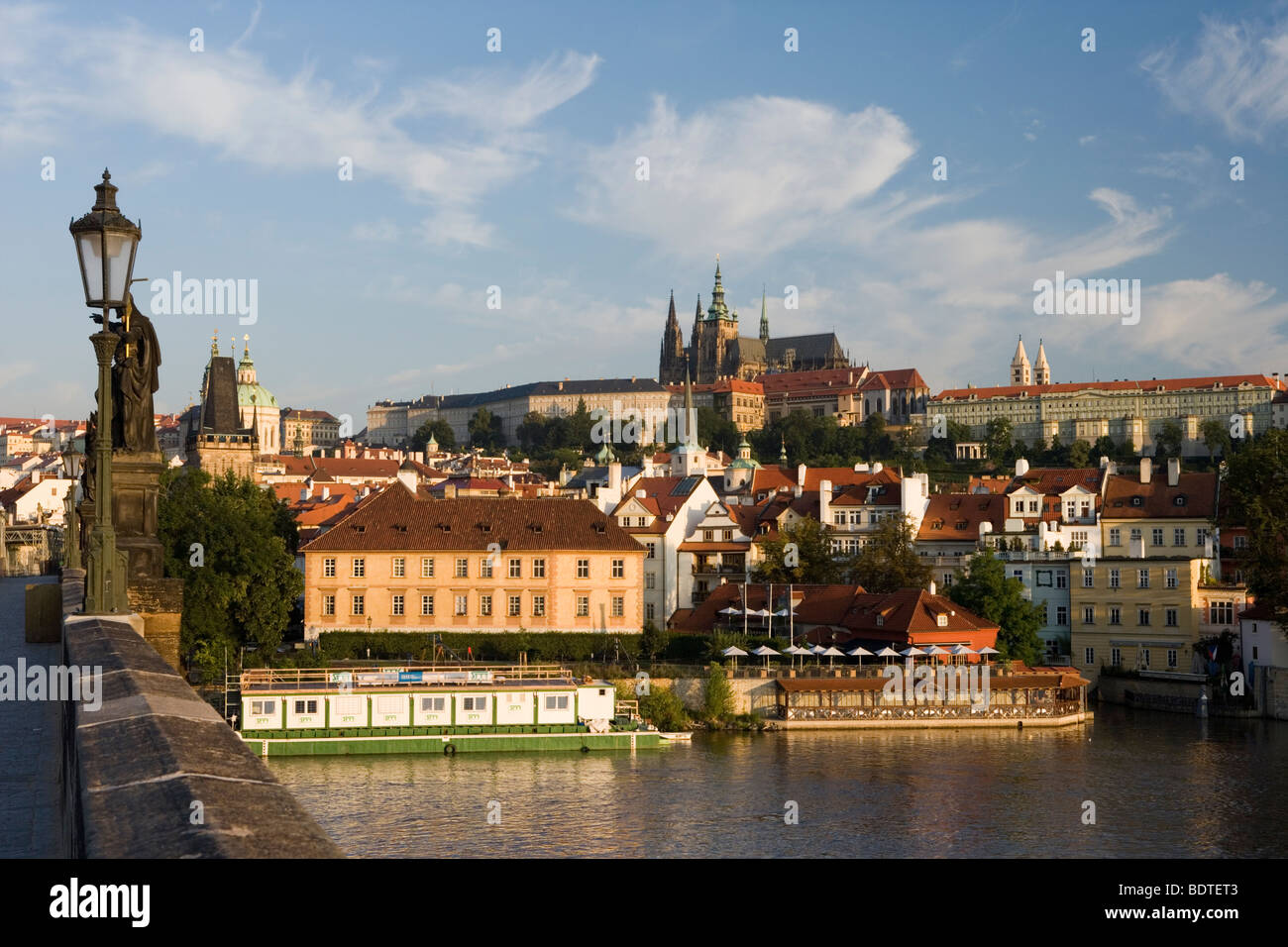 Le château de Prague et cathédrale Saint-Guy vue du pont Charles à Prague, République tchèque. Banque D'Images