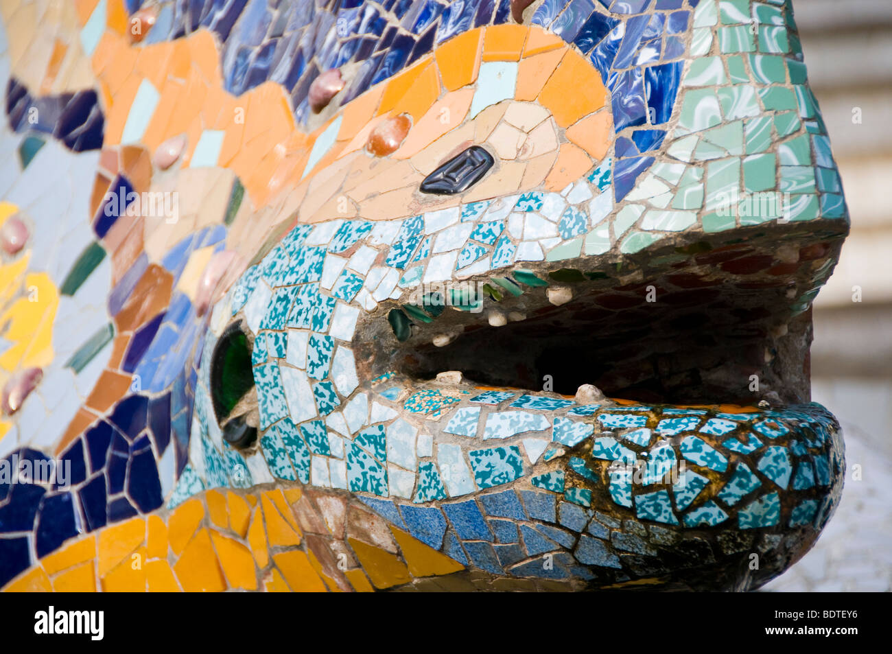 Le dragon fontaine à l'entrée de Parc Guell, conçu par Antoni Gaudi, à Barcelone, Espagne. Banque D'Images