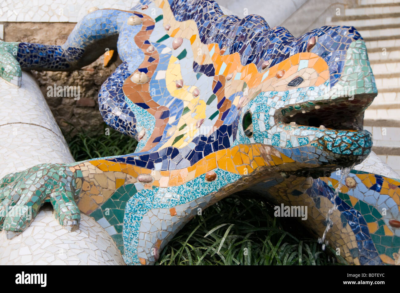 Le dragon fontaine à l'entrée de Parc Guell, conçu par Antoni Gaudi, à Barcelone, Espagne. Banque D'Images