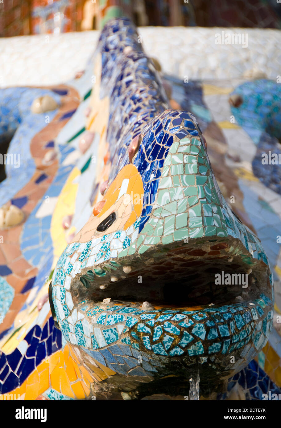 Le dragon fontaine à l'entrée de Parc Guell, conçu par Antoni Gaudi, à Barcelone, Espagne. Banque D'Images