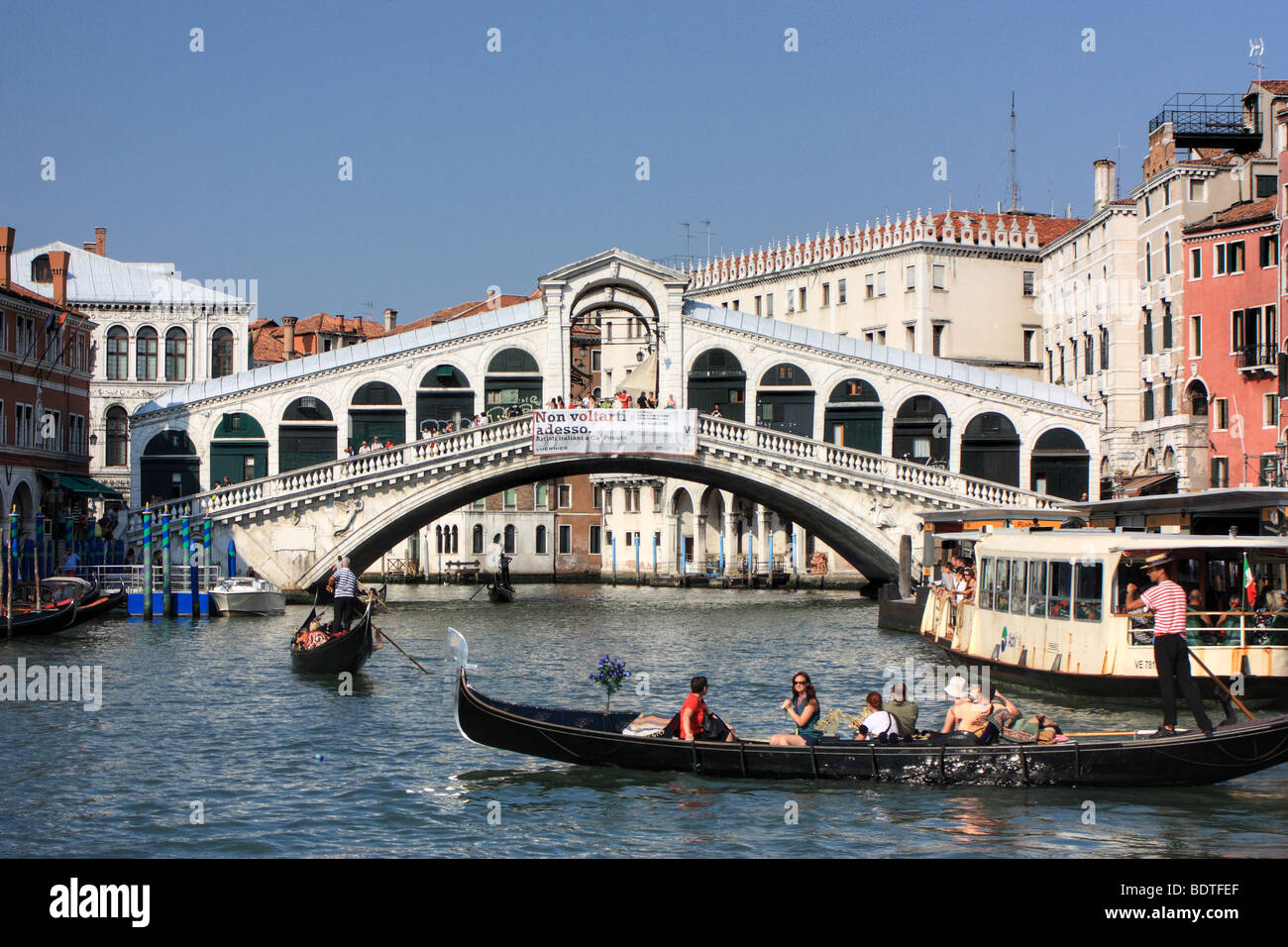 Ponte di Rialto (Pont du Rialto) sur le Grand Canal, Venise, Italie Banque D'Images