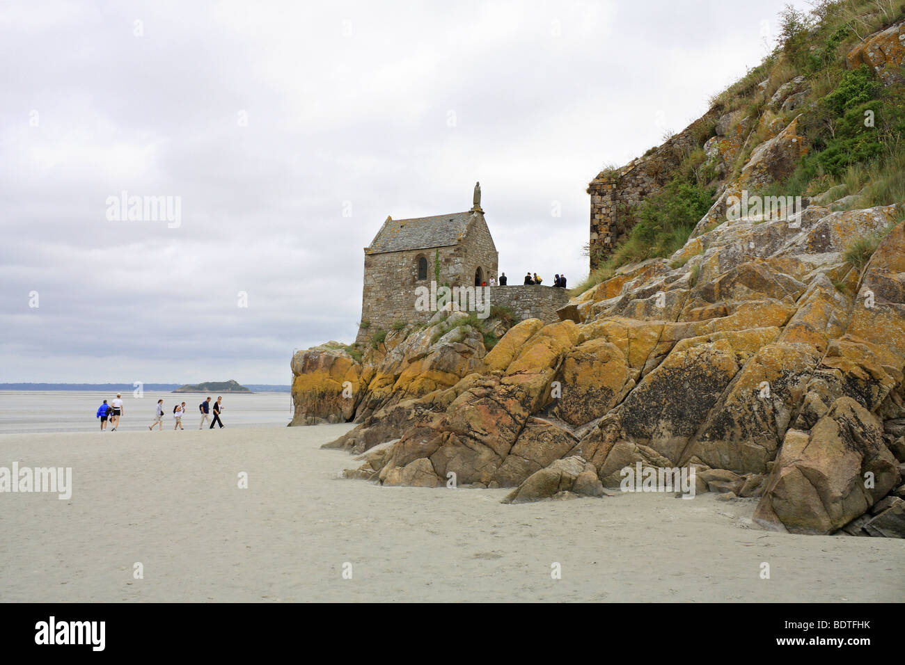 Petite chapelle sur la plage à Le Mont St Michel Normandie France Banque D'Images