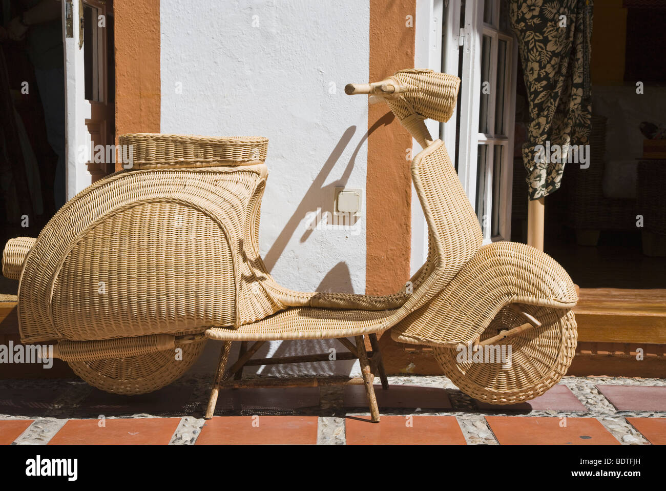 Full Size refection scooter. La province de Malaga, Marbella, Costa del Sol, Espagne. Banque D'Images