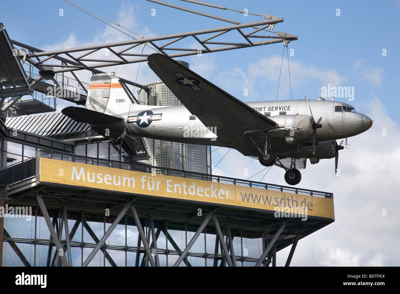 Musée de la technologie avec C-47 Skytrain candy bomber, Berlin, Allemagne Banque D'Images