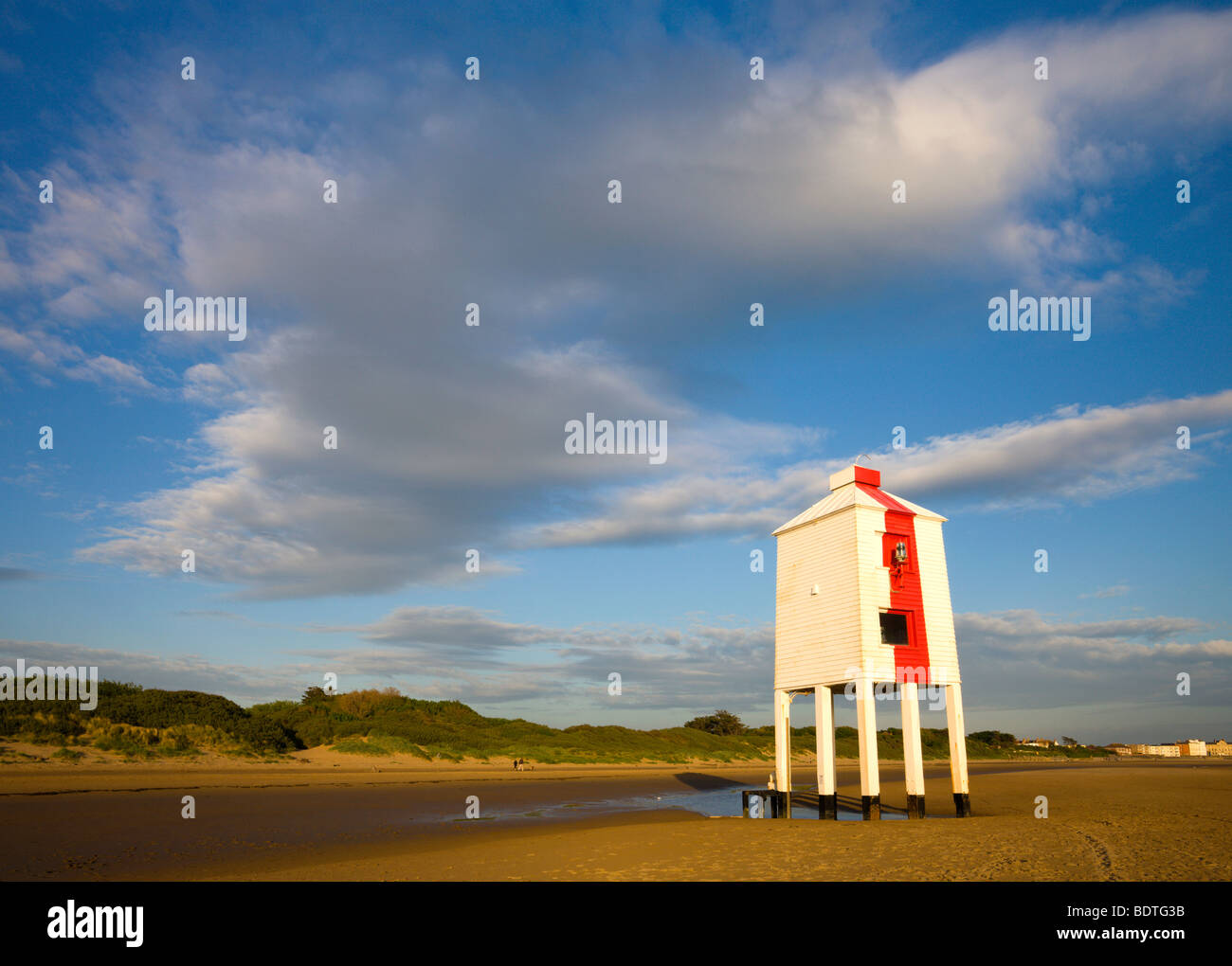Phare en bois sur la plage de sable à Burnham-on-Sea, Somerset, Angleterre. Printemps (mai) 2009 Banque D'Images