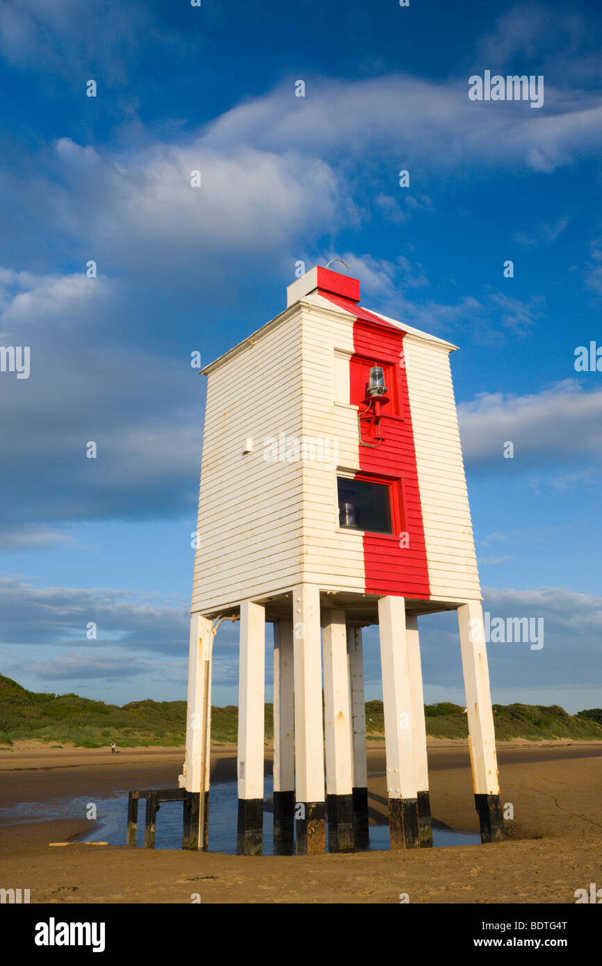 Phare en bois sur la plage de sable à Burnham-on-Sea, Somerset, Angleterre. Printemps (mai) 2009 Banque D'Images