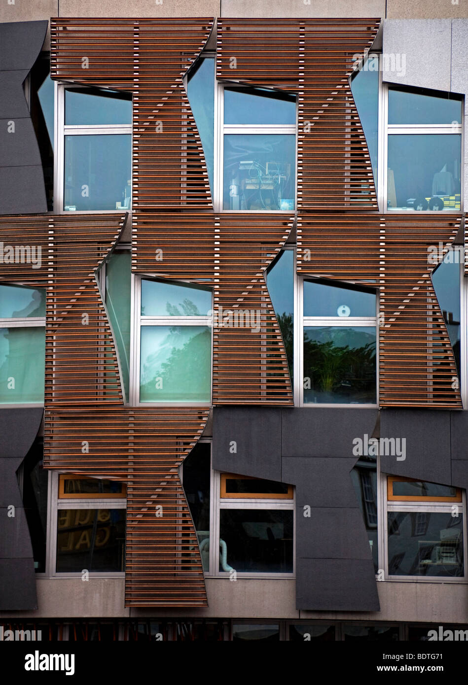 Fenêtres du parlement écossais, Holyrood, Édimbourg, Écosse, Royaume-Uni, Europe Banque D'Images