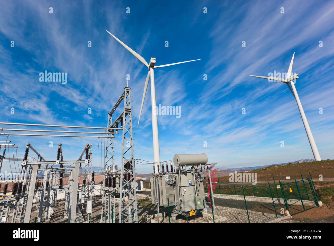 Centre d'énergie éolienne près de Ardales, la province de Malaga, Espagne. Les moulins à vent et les transformateurs. Banque D'Images