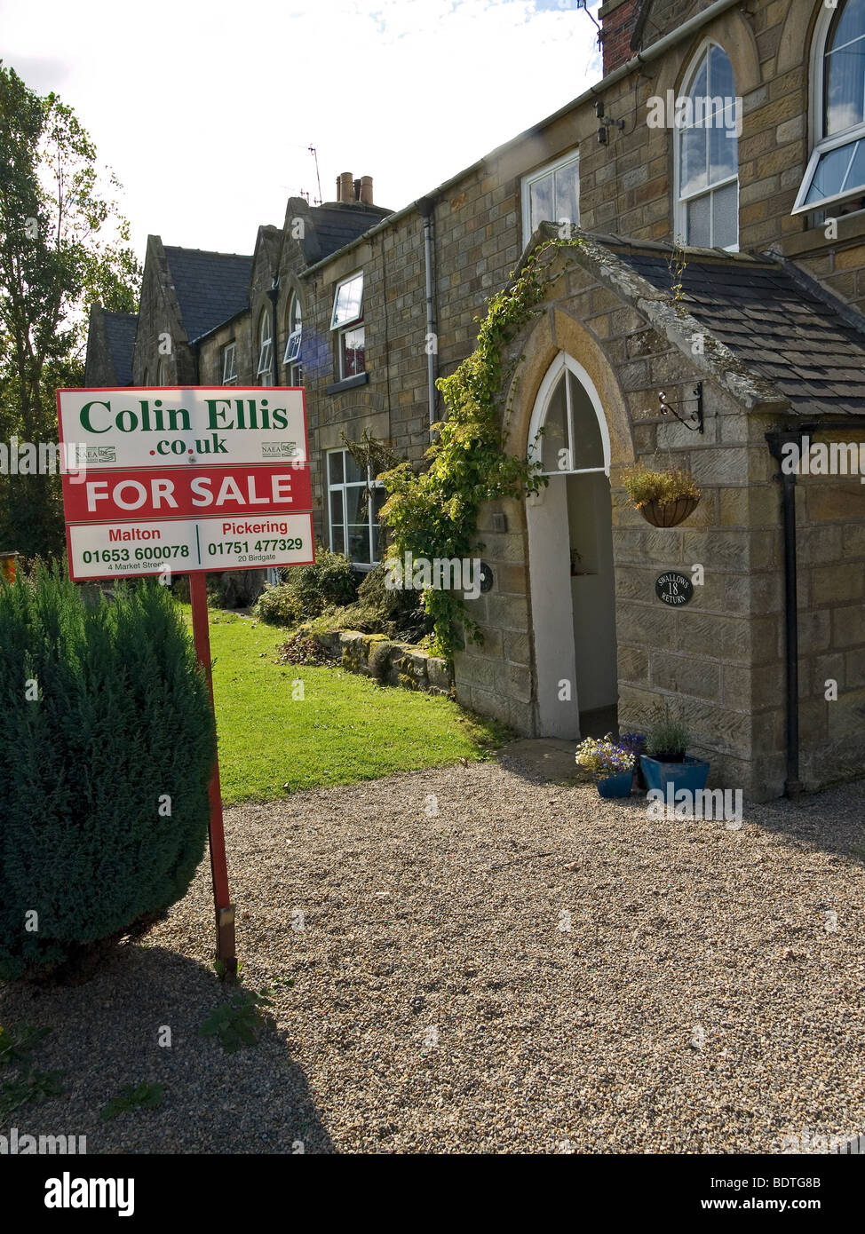 Construit en pierre avec un cottage village country estate agents For Sale sign Banque D'Images