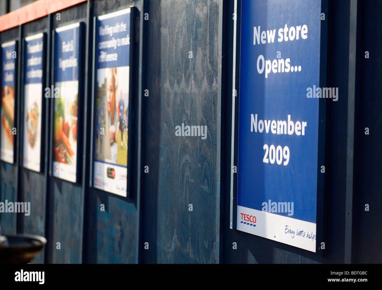 Tesco les panneaux annonçant l'ouverture d'un nouveau magasin lors de la conversion d'une ancienne maison du public dans un supermarché, Heacham Banque D'Images