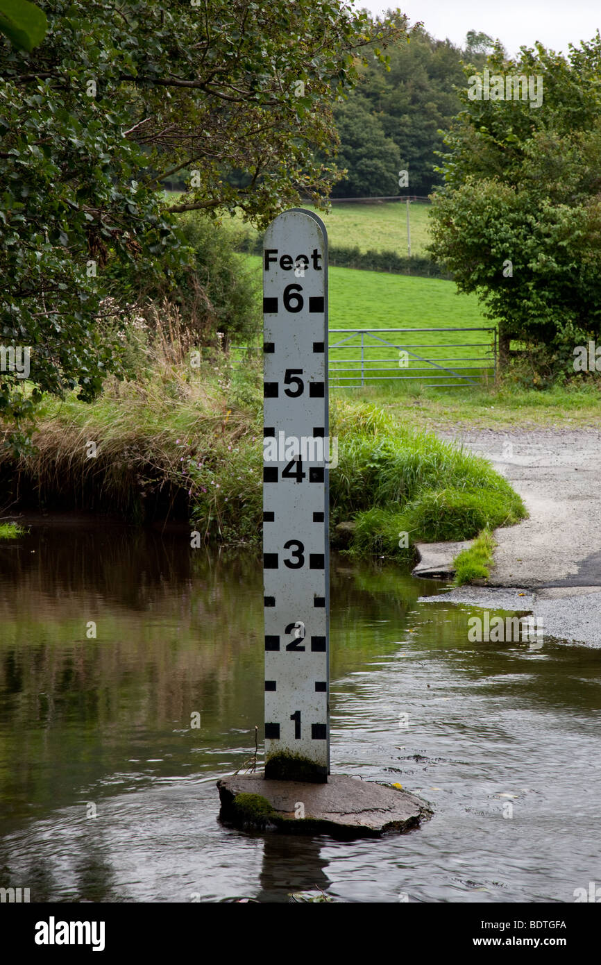L'eau d'inondation dans le marqueur Quinney Brook près de Strefford, Craven Arms, Shropshire Banque D'Images