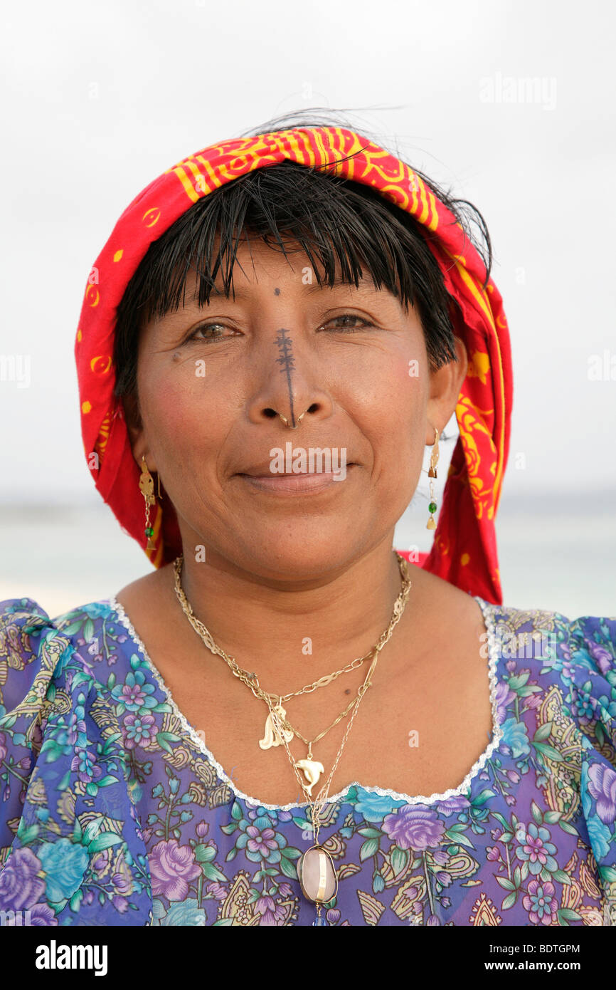 Panama, Comarca de kuna, le centre de l'Amérique latine, San Blas, femme indienne en vêtements traditionnels au tropical Paradise Island Beach Banque D'Images